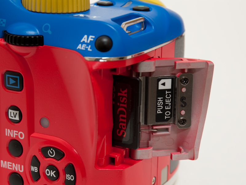 <b>メモリーカードスロット。ボディのベースカラーはグレーと見られる</b>