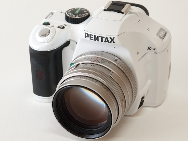 <b>ホワイトボディ+ブラックグリップ+FA 77mm F1.8 Limited</b>