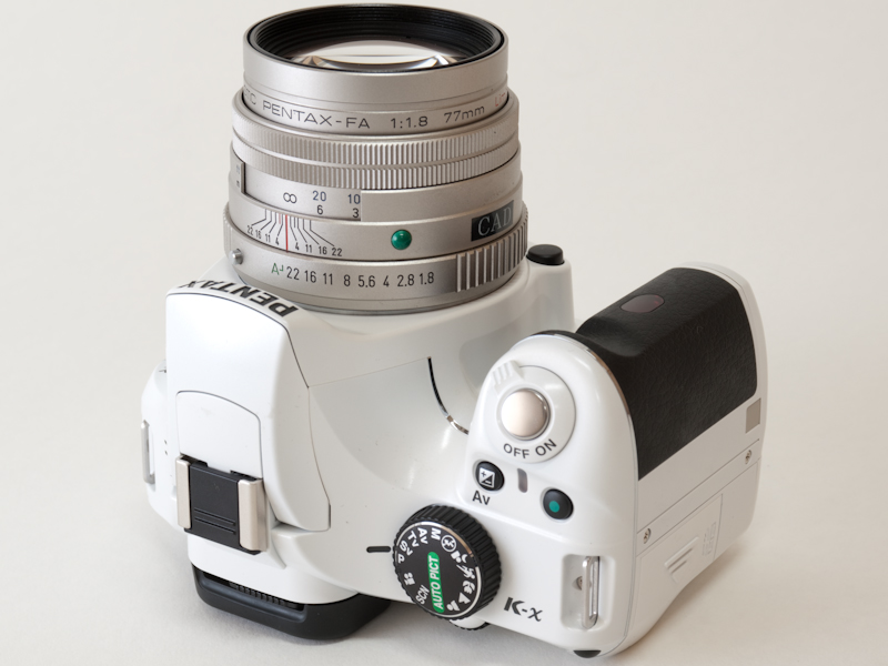 <b>ホワイトボディ+ブラックグリップ+FA 77mm F1.8 Limited</b>
