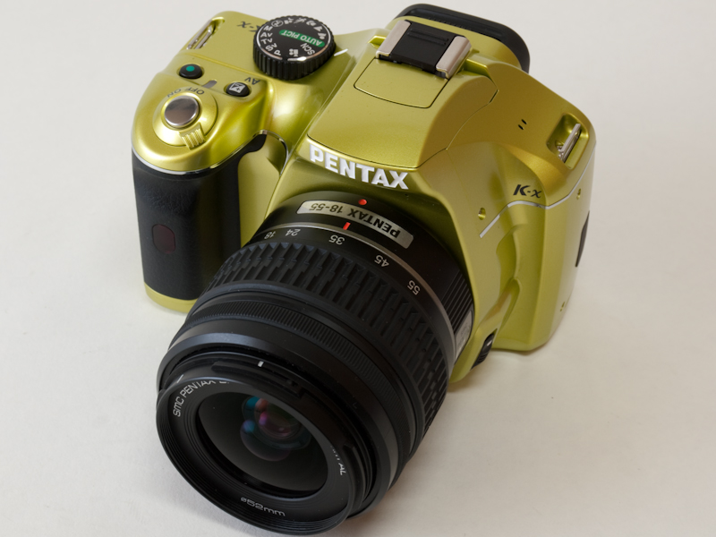 <b>ライトイエローボディ+ブラックグリップ+DA L 18-55mm F3.5-5.6 AL</b>