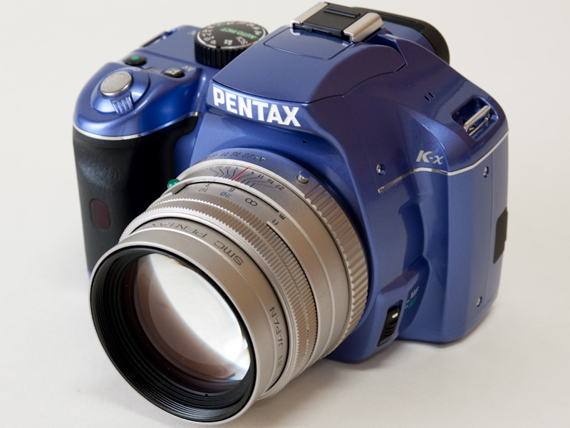 <b>ライトブルーボディ+ブラックグリップ+FA 77mm F1.8 Limited</b>