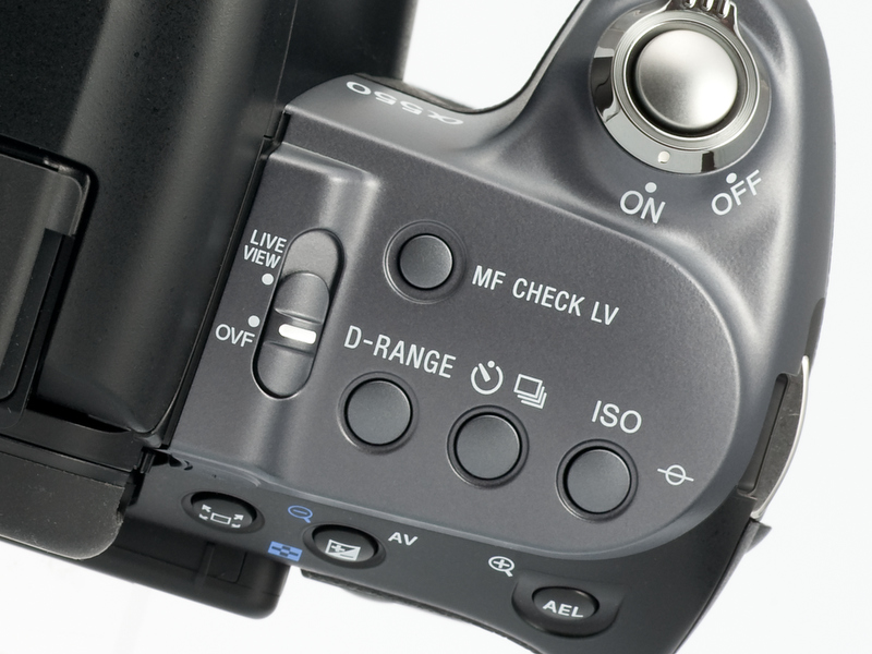 <b>上面右手側。エントリー3兄弟に比べると、シャッターボタンの位置も変わっているし、ボタンの数も増えている</b>