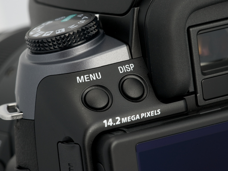 <b>背面左手側上部には「MENU」ボタンと「DISP」ボタンがある</b>