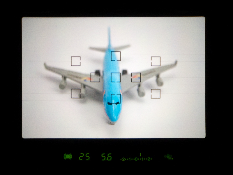 <b>ファインダー内はこんな感じ。視野率は約95%、倍率は約0.8倍、アイポイントがかなり短いのでメガネ使用者にはちょっとつらい</b>