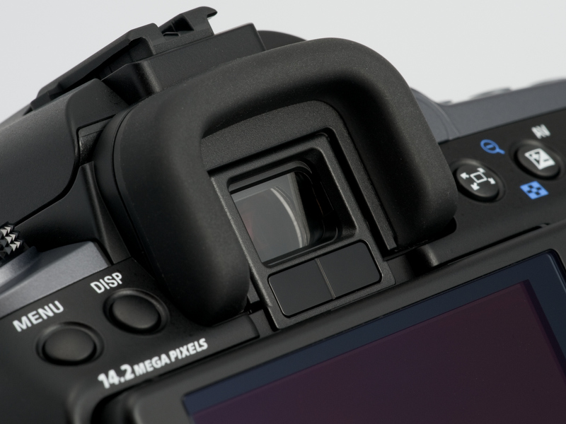 <b>ファインダー接眼部下の2分割の窓はアイスタートAF用センサー。肩からさげているだけでもAFが動くときがあるのはご愛敬</b>