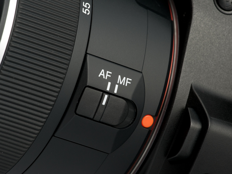 <b>今回お借りできたのはDT 18-55mm F3.5-5.6 SAM付きのキット。SAM（スムーズAFモーター）内蔵なので、レンズ側に切り替えスイッチがある</b>