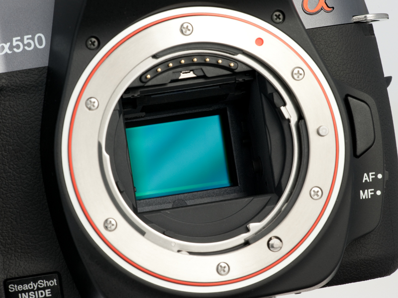 <b>撮像素子は有効1,420万画素CMOSセンサー「Exmor」。もちろん、帯電防止コートとアンチダスト駆動機能も搭載している</b>