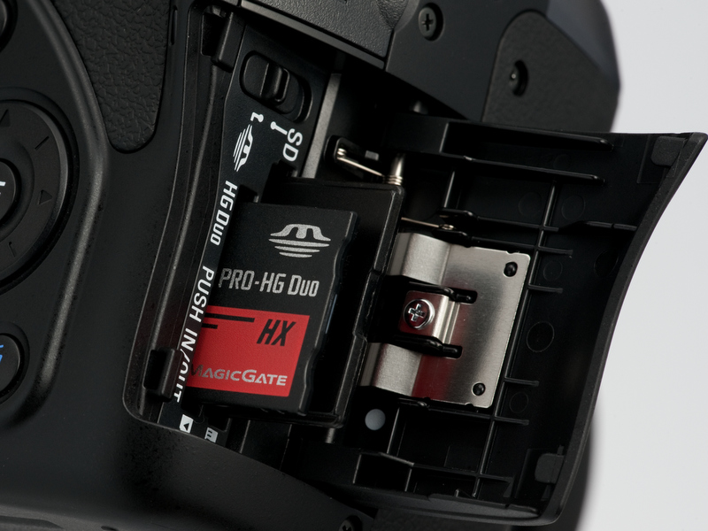 <b>手前がメモリースティックデュオ、奥側にSDHCメモリーカードのスロットがある。残念ながら、両者の切り替えは手動式だ</b>