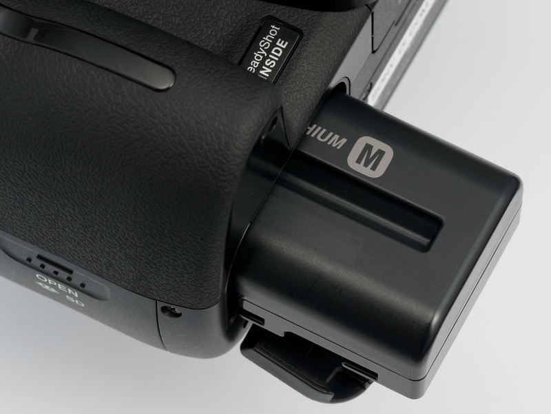 <b>容量1,650mAhのリチウムイオン充電池。ファインダー撮影で950コマ、ライブビューでも480コマ撮れるのはなかなかだと思う</b>