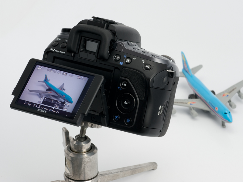 <b>3型にサイズアップした液晶モニターは約92万ドット。上向き90度から下向き90度の範囲の可動式。残念ながら左右方向は動かせない</b>