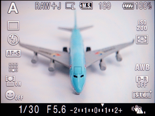 <b>クイックAFライブビューの画面。右下のはカメラの揺れを5段階で教えてくれる手ブレインジケーター。バーの数が少ないほどブレにくい</b>