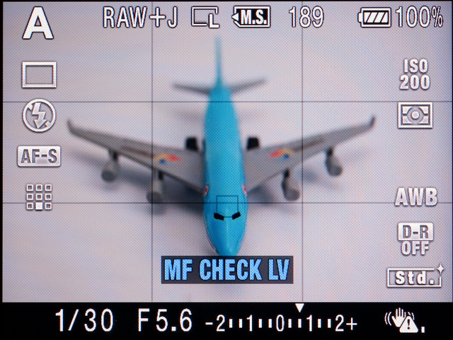 <b>こちらはマニュアルフォーカスチェックライブビュー時の画面。グリッド表示は選択可能。視野率が高い分広い範囲が見える</b>