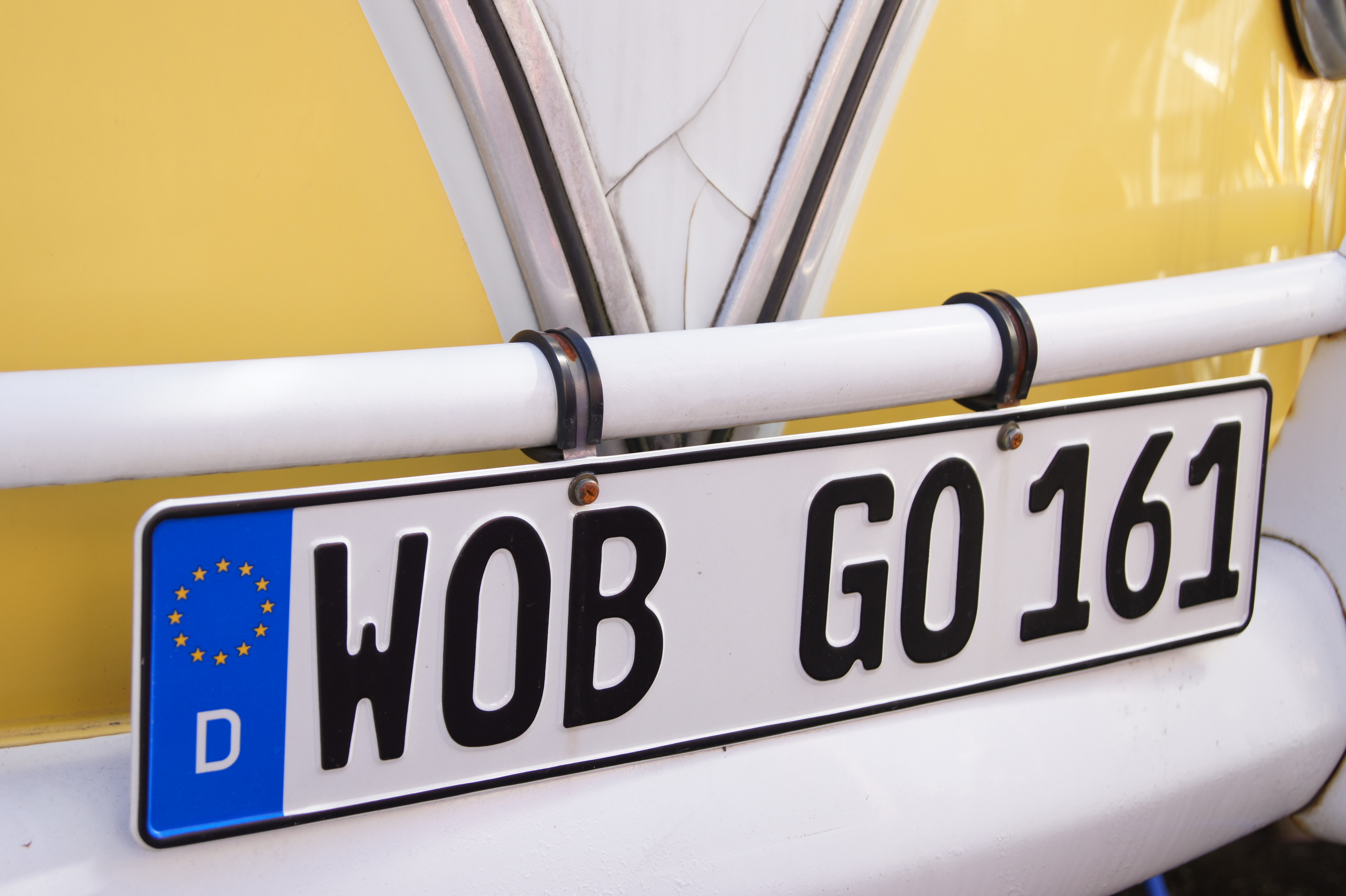 <b>ホットドッグのお店と化していたフォルクスワーゲン。なので、日本のナンバープレートじゃなかったりする<br>α550 / DT 18-55mm F3.5-5.6 SAM / 4,592×3,056 / 1/200秒 / F5.6 / +1.3EV / ISO200 / WB:オート / 50mm（75mm相当）</b>