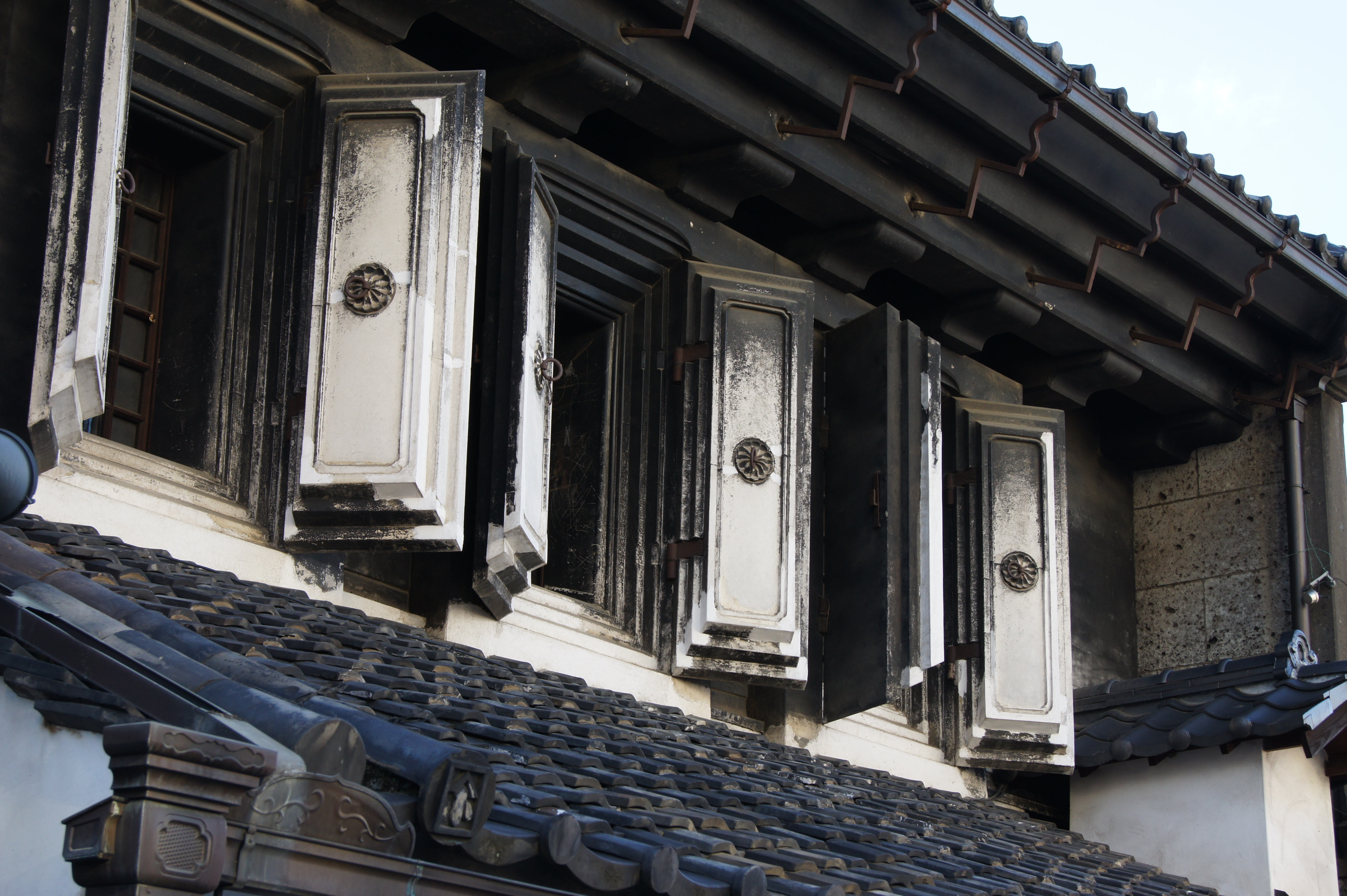 <b>黒く塗ってあったのが風雨にさらされて、色がはげたのだろうか。あちらこちらに補修のあとを見ても、歴史の長さがよくわかる<br>α550 / DT 18-55mm F3.5-5.6 SAM / 4,592×3,056 / 1/80秒 / F8 / 0EV / ISO200 / WB:オート / 45mm（67.5mm相当）</b>