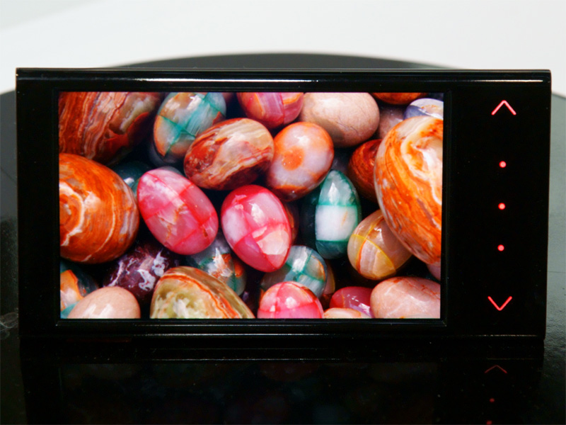 <b>3.7型のAMOLEDパネル。NTSC比100％の色再現率を誇る</b>