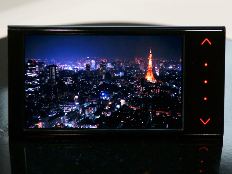 <b>3.7型のAMOLEDパネル。NTSC比100％の色再現率を誇る</b>