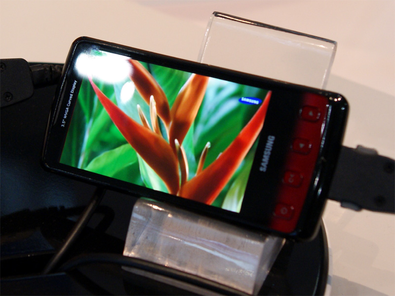 <b>開発中のCurved Display。主にスマートフォンやAV機器への採用を見込む</b>