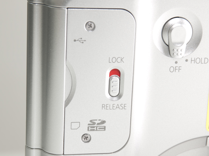 <b>メモリーカードスロットは、不用意に開かないようにロックできる。右上に見えるのはホールドレバー</b>