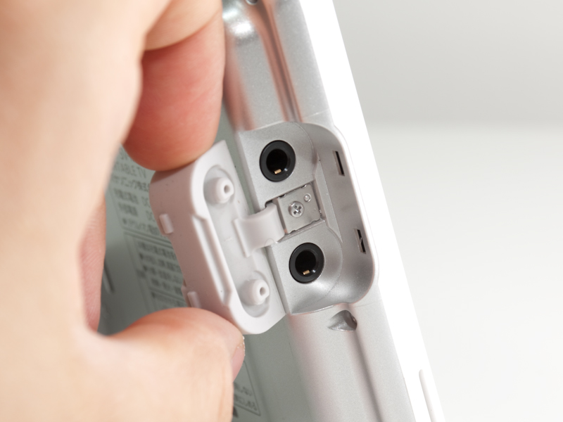 <b>外部アンテナ端子（上）とヘッドホン端子（下）</b>