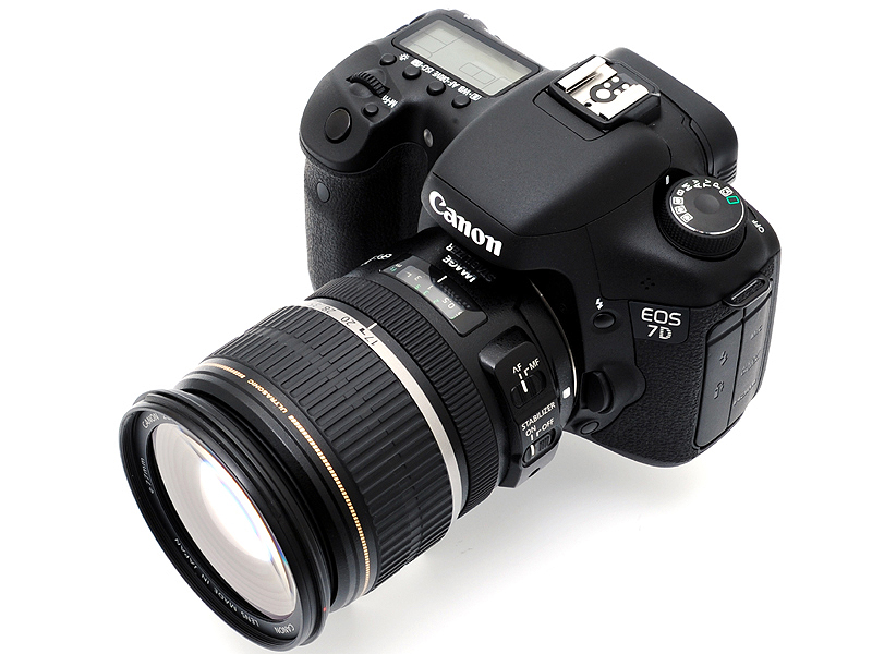 <b>今回、電車の作例に使用した「EF-S 17-55mm F2.8 IS USM」を装着したところ</b>