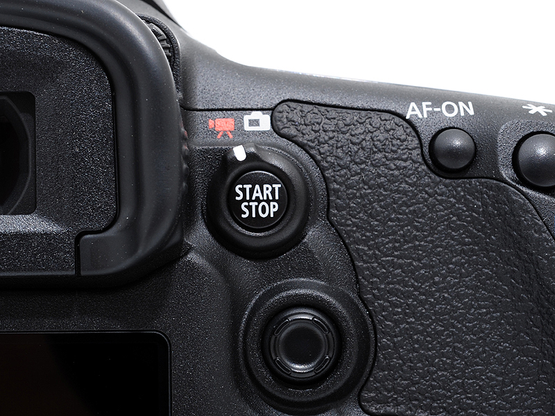 <b>新たに「ライブビュー撮影/動画撮影スイッチ スタート・ストップボタン」を新設した。迅速に録画を開始できる</b>