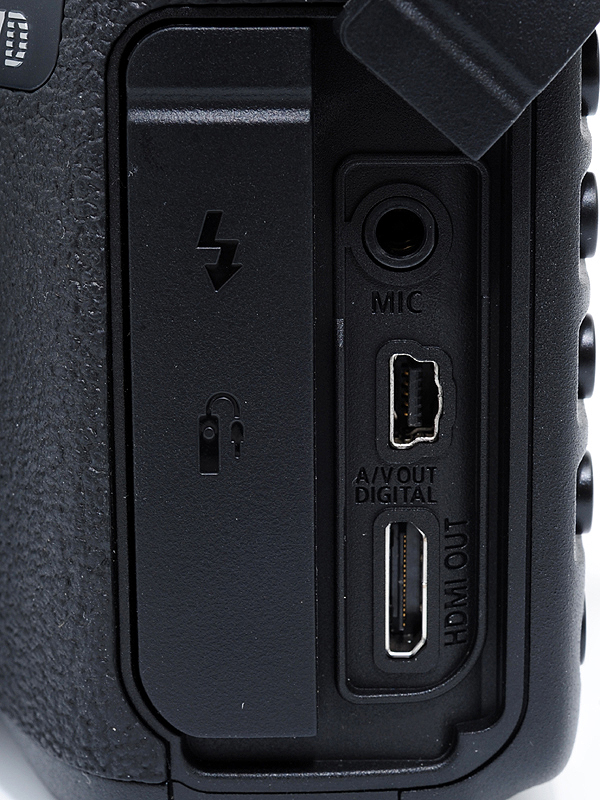 <b>外部ステレオマイクが使用可能なマイク端子のほか、HDMI出力端子も装備する</b>