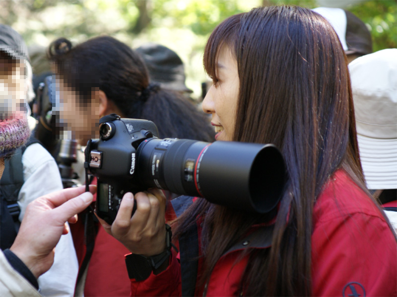 <b>参加者に撮影のポイントを解説する米氏</b>