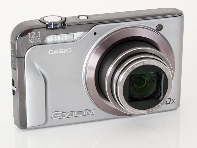 <b>EX-H10（シルバー）。カラーバリエーションとして、ピンク、ブラック、ブルー、ゴールドが発売済みだ</b>