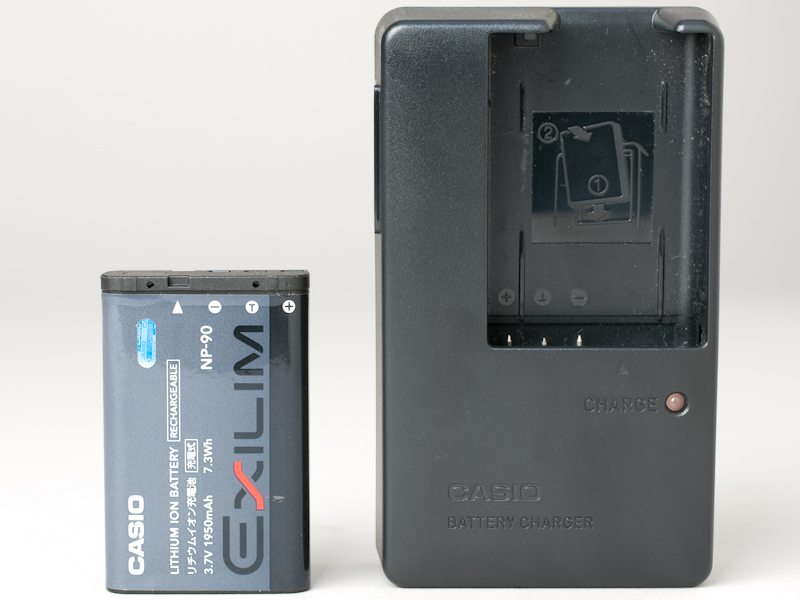 <b>EX-H10で採用しているリチウムイオン充電池「NP-90」（左）と充電器（右）</b>