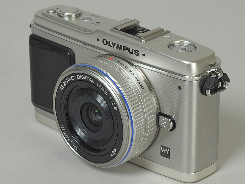 <b>M.ZUIKO DIGITAL 17mm F2.8をオリンパス・ペンE-P1に装着したところ。37mmのフィルターを取付け可能（写真は未装着時）</b>