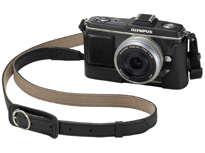 <b>ブラックのボディジャケットとストラップも用意する</b>