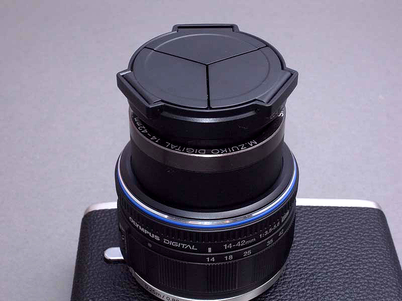 <b>まず、M.ZUIKO DIGITAL 14-42mm F:3.5-5.6に自動開閉キャップLC-1をはめてみる。しかし、レンズがLC-1のバリアを押し広げることはできない。レンズ先端の口径より、LC-1の内径が少し小さいためである</b>