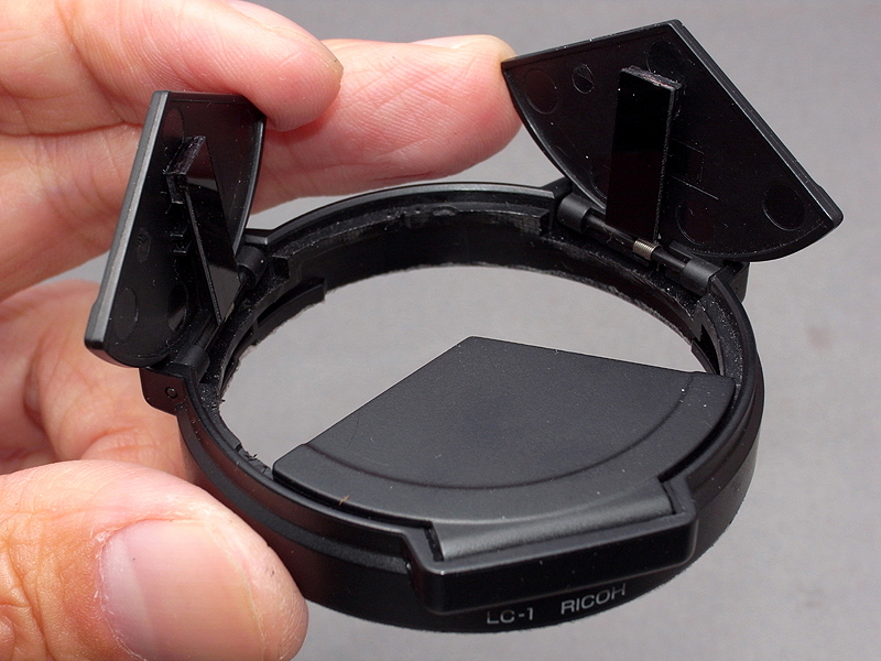 <b>スペーサーはこのようにして、自動開閉キャップのバリア内側に貼り付ける</b>