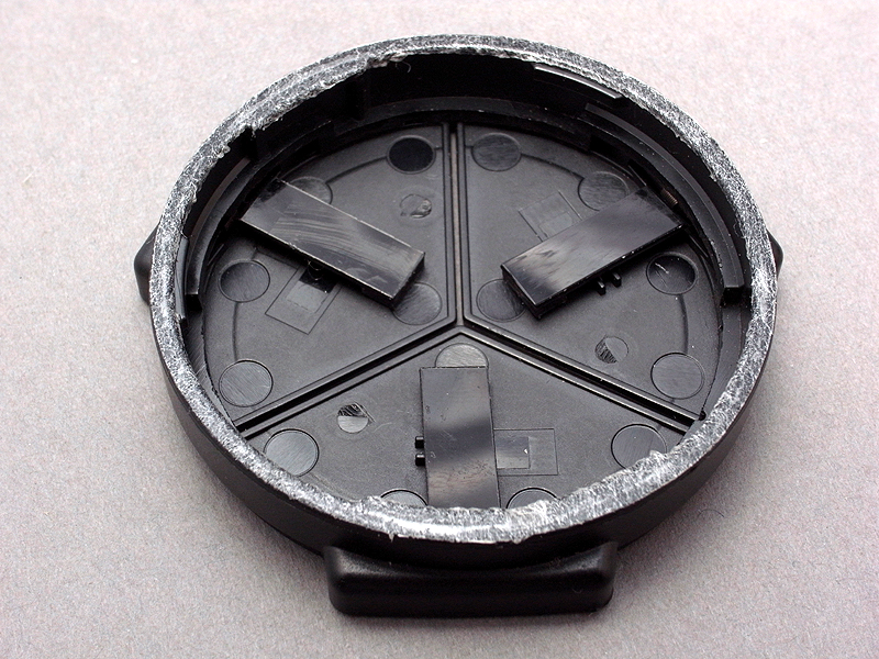 <b>改造した自動開閉キャップは、両面テープで貼り付けることにした。念のため、元に戻すことが出来る“可逆改造”にするためである（キャップは不可逆改造だが）。両面テープは幅広のものを貼り付け、余計な部分をハサミやカッターで切り取る</b>