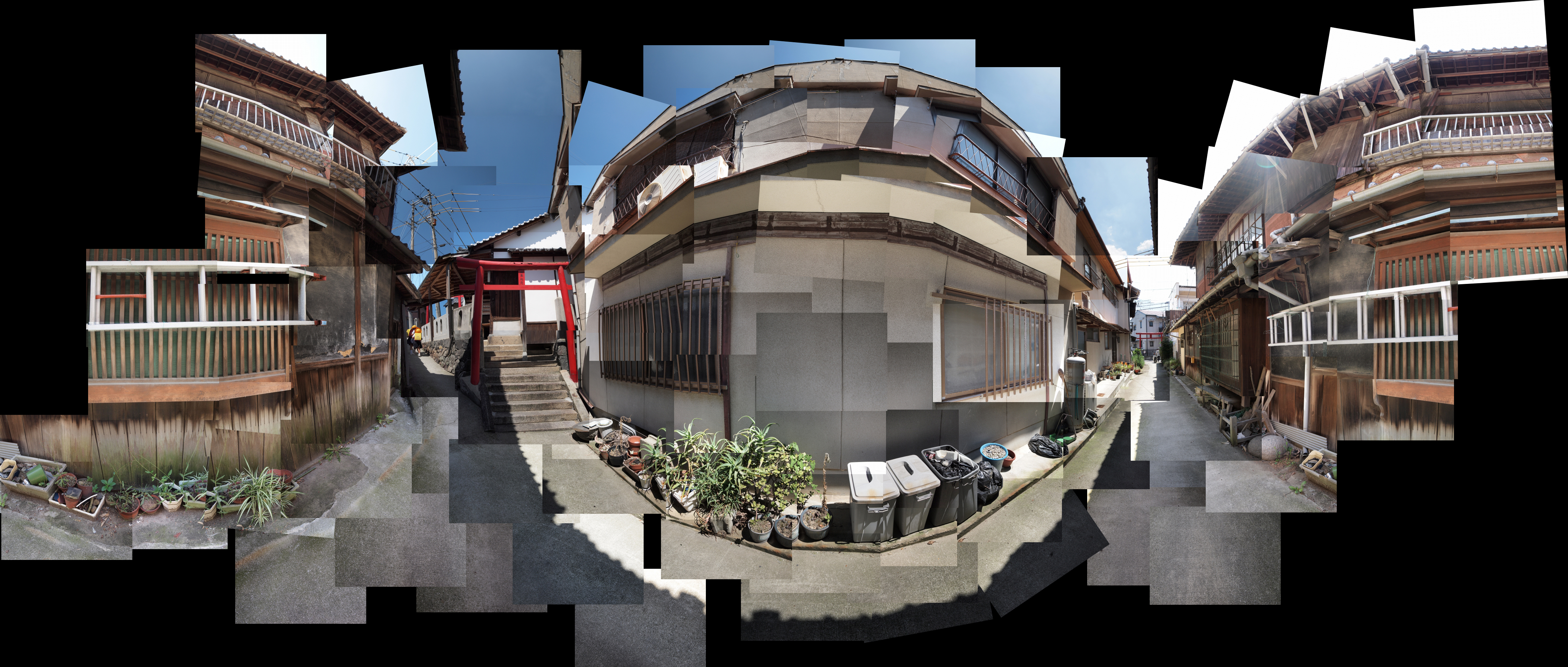 <b>香川県観音寺市の、鳥居のある実に味わい深い路地。このような場所を表現するには、写真をツギハギした「ツギラマ」の技法が打ってつけである。レンズは25mm（ライカ判換算50mm相当）に固定し、その場に立ったまま、360度の風景を100枚ほどに分割撮影している<br>E-P1 / M.ZUIKO DIGITAL 14-42mm F3.5-5.6</b>