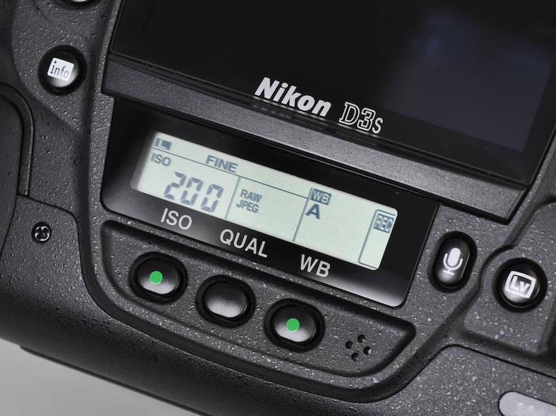 <b>D1桁系でおなじみの背面表示パネルは健在</b>