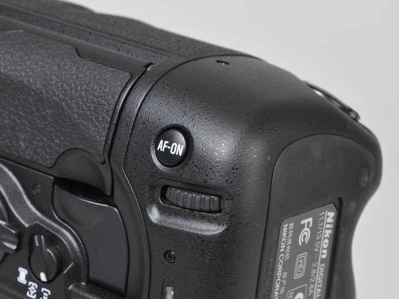 <b>縦位置AF作動ボタンと縦位置メインコマンドダイヤル</b>