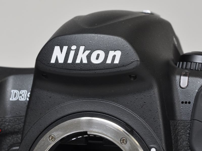 <b>ペンタ部。左下が新設のマイク穴</b>