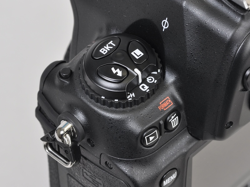 <b>レリーズモードダイヤルには、静音モードの「Q」ポジションが</b>