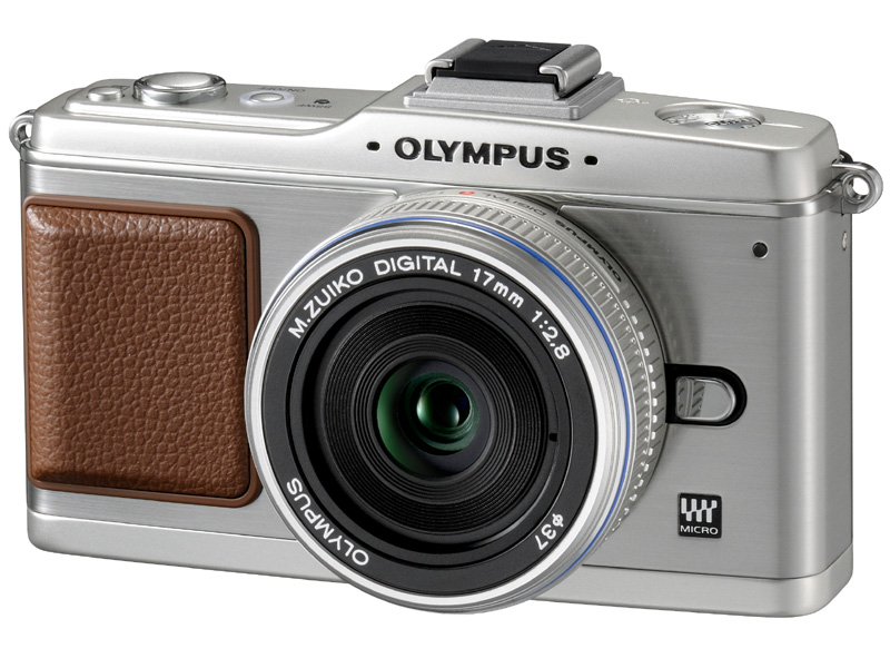 <b>M.ZUIKO DIGITAL 17mm F2.8を装着したE-P2。ブラック（左）とシルバー（右）</b>