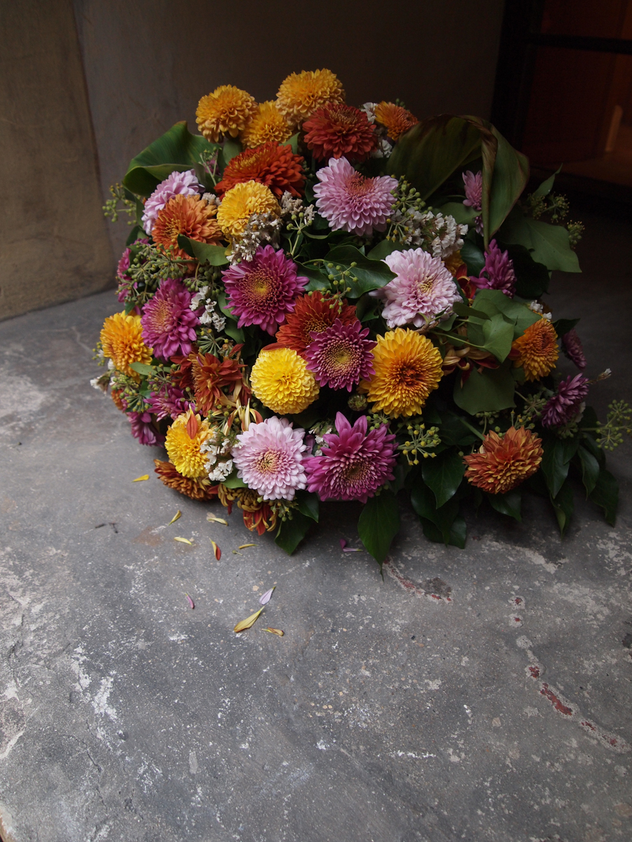 <b>アートフィルター「クロスプロセス」の作例（オリンパス提供）。効果無し（左）と効果有り（右）</b>