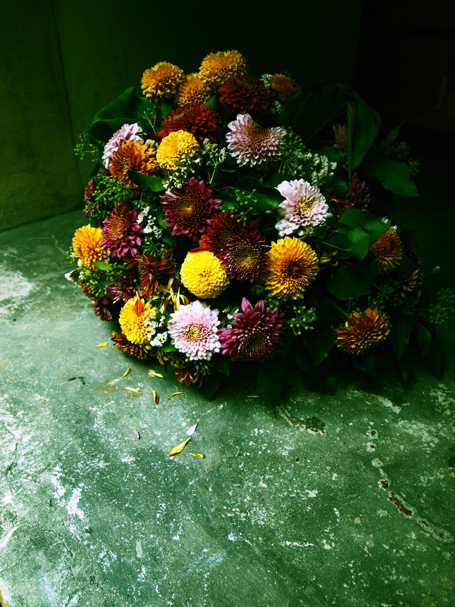 <b>アートフィルター「クロスプロセス」の作例（オリンパス提供）。効果無し（左）と効果有り（右）</b>