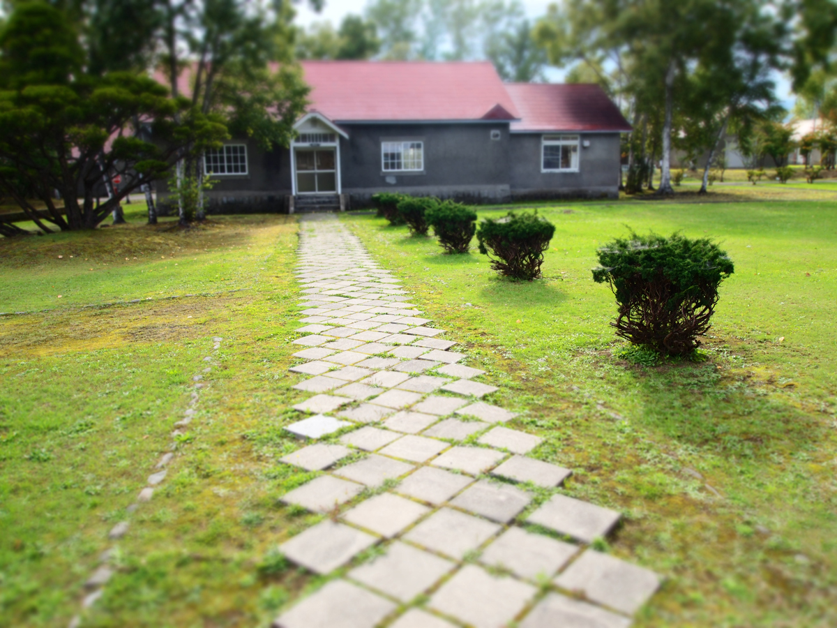 <b>アートフィルター「ジオラマ」の作例（オリンパス提供）。効果無し（左）と効果有り（右）</b>