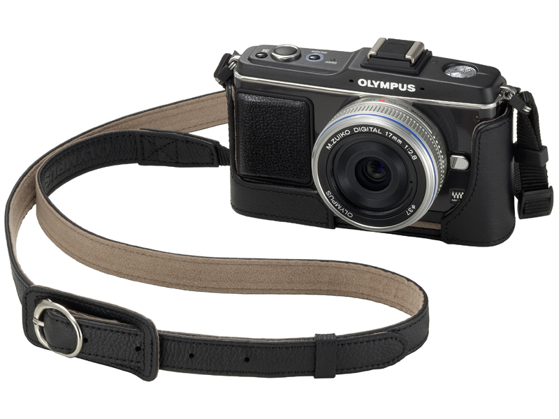 <b>本革ショルダーストラップ「CSS-S109LLBK」と組み合わせた使用例</b>