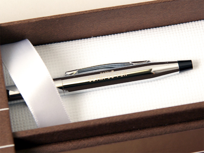 <b>「マイクロ一眼 OLYMPUS PEN」の刻印が入っている</b>