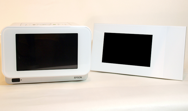 <b>E-600（左）とDPP-F700（右）</b>