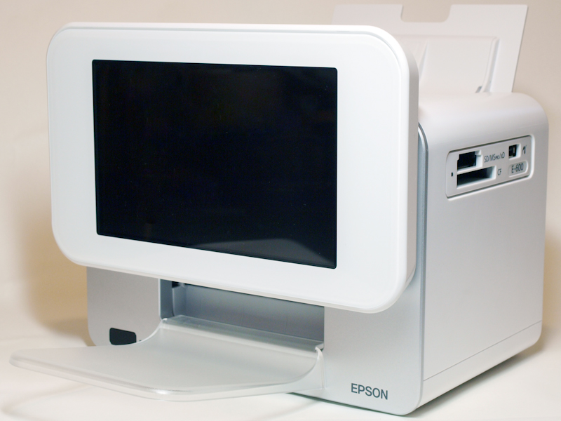 <b>背面の給紙トレーと排紙トレー（紙受け板）を展開させたところ。排紙用の受け板は別途取りつけて使う</b>