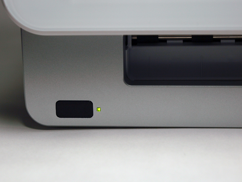 <b>赤外線通信用の受信部。iPhoneからのワイヤレスプリントにも対応する</b>