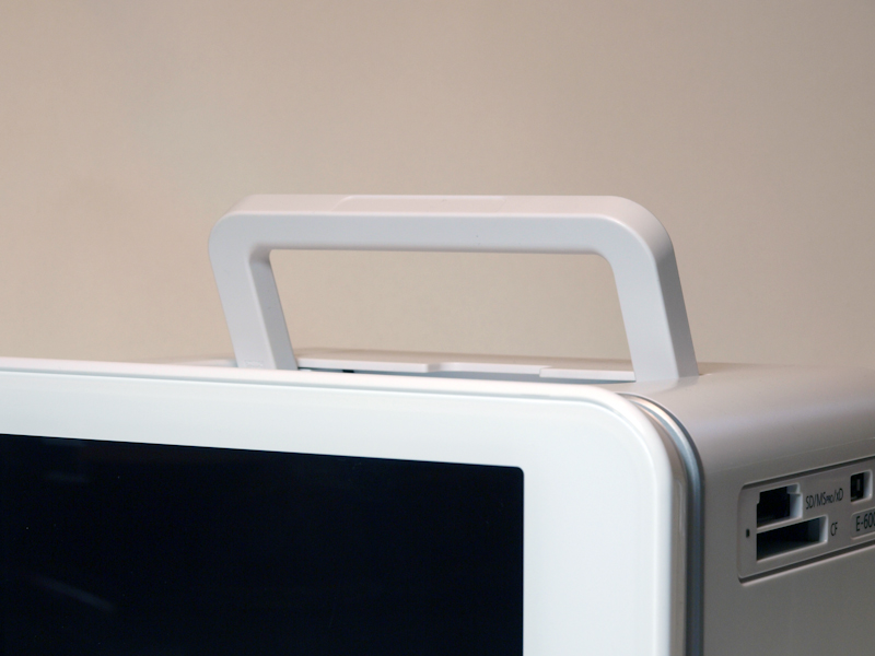 <b>キャリングハンドルを装備<br></b>