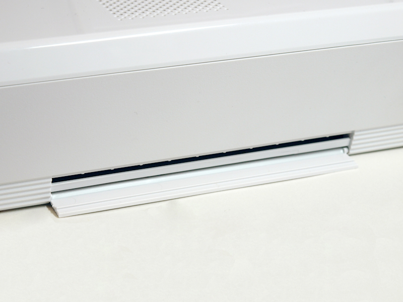 <b>背面にある通紙扉。塞がないように気をつけよう</b>